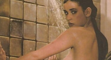 Pareja joven divirtiéndose en la entrada en un ADULTO