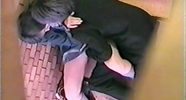 Chica tetona rompió con un chico travieso en la mesa solo