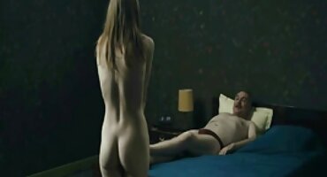 Rubia en rosa follada por un amigo en el sofá