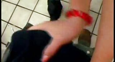 Caballero resistente aplastó a una chica caliente con una capucha peluda