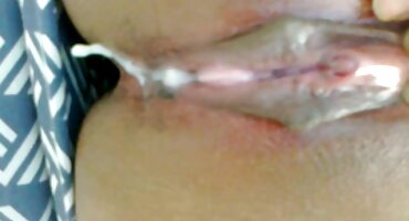 Mujer madura acaricia las tetas en la cámara en sujetador