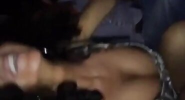 Chico mira a su novia infiel con él