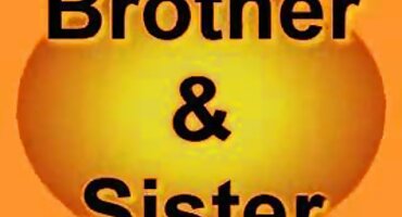 Lesbiana folla la vagina de su novia a mano hasta el orgasmo