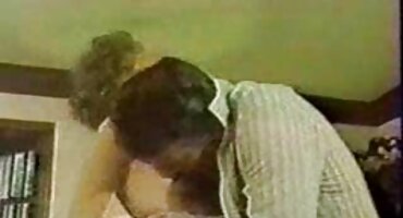 Hermoso sexo en la cama con un chico barbudo