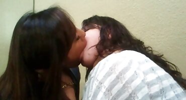 Modelo esbelta digitación vagina jugosa