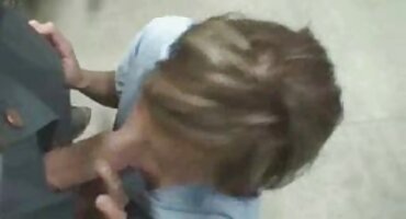 El entrenador pinchó a una chica con un buen cuerpo en el vestuario