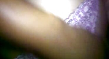 Pezón pelirrojo colocado debajo de la polla de un hombre y fue follado en su totalidad