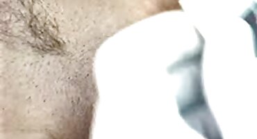 El hombre recibe la emoción de una doble mamada con novias desnudas