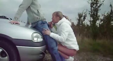 El hijo de puta inteligente tira de una mujer joven en un casting experto