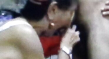 Digitación de una polla con las manos