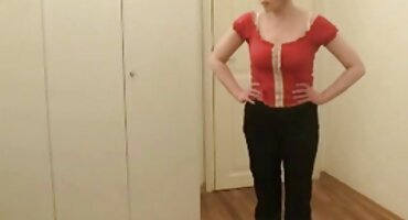 Culo jugoso, botas rojas: todo para el anal con tu favorito