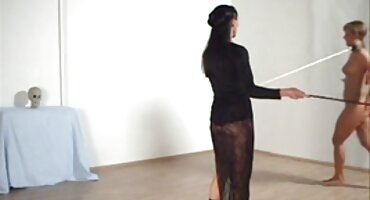 El chico apretó el coño de una chica atascada