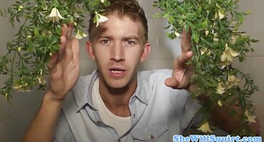 Joven rubia follada por el culo por un extraño marido