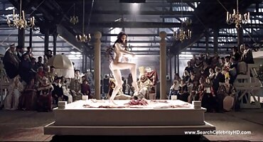 Chica sentada en la cara