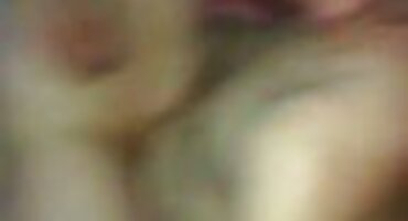 Dos adolescentes locas se rinden para hacer el amor con el camarero