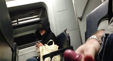 La mejor mamada de una rubia con tirantes