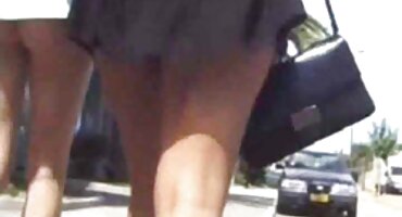 Marina en el sofá monta el pene de su novio