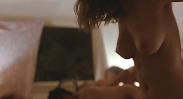 Ebony-lesbian pule expertamente la capucha blanca