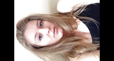 Chica con coño se masturba en el sofá suave