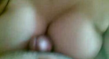 Después de la masturbación, la chica quiere continuar con el novio