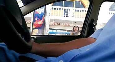 Tetona disfrutó follando con un hábil chico calvo