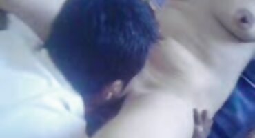 Chica de pie sobre las rodillas chupa pistón amigo