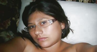 En el baño, un chico se folla la polla de una joven ninfómana