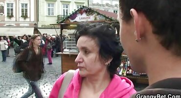 Hahal insaciable y en la bañera de pelo oscuro conseguir