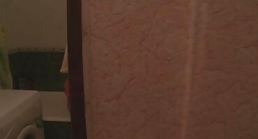 La rubia tiró el consolador y se sentó en la panza del novio