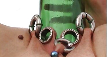 Gimiendo bajo la polla de un chico joven