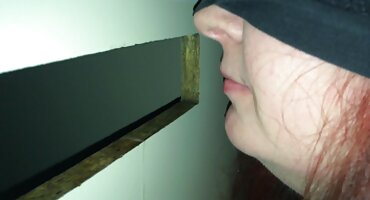 El afortunado hizo rodar a la niña sobre huevos fuertes.