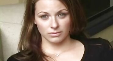 Hottie en bragas se folla a sí misma con juguetes