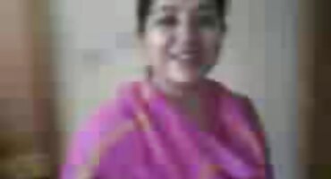 Chica tatuada después de digitación se corre en la polla