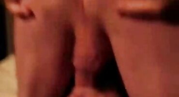 El muchacho rasga las pantimedias en la niña para follarla al estilo perrito