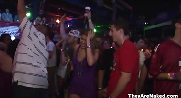 Hombre joven en la cama gimiendo de vaginal profundo