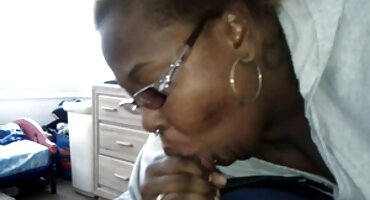 Sexo matutino caliente con morena tetona en el suelo