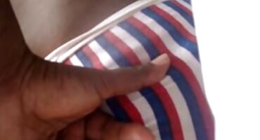 Rubia en medias hace una sabrosa mamada de rodillas