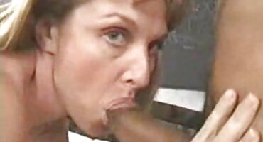 Esbelta tiene orgasmo en la polla de un chico