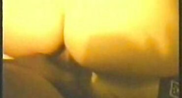 Pelirroja francesa en el sofá follada por una polla larga