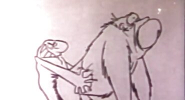 Chica se instala el pene de su amigo