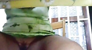 La madura se masturbó con el joven para que se la follara