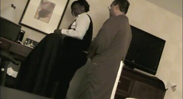 Amante con buen botín mamada de garganta triplicada en la cámara