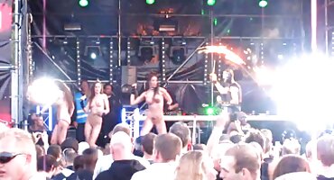 Morena empuja los dedos profundamente en el coño