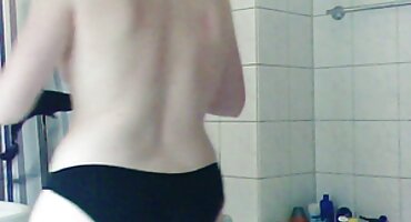 Lesbiana en medias se corre de acariciar novia