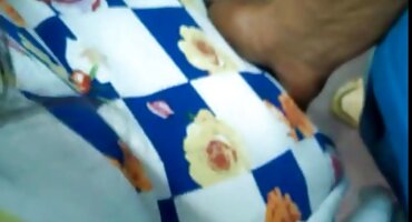 Chica de pie sobre las rodillas chupa el pene de un amigo