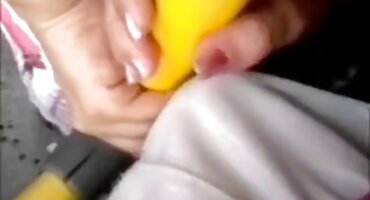 Proceso de sacudidas con sus bragas-corrida en la boca rubia