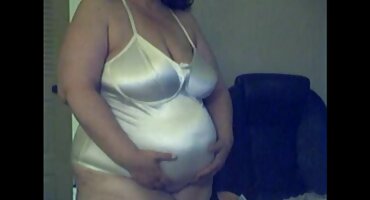 Hendidura peluda, joven sirvienta monta una polla mulata