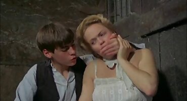 Adolescentes en el sofá folladas hasta el orgasmo