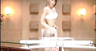 El chico llegó a casa y se folló a una milf en la cocina