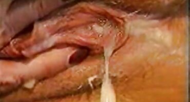 Una rubia solitaria clavó su coño en la erección de un joven negro.